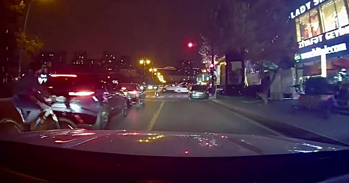 Qəzadan güclə xilas olan velosipedçi yenə qayda pozaraq yoluna davam etdi VİDEO