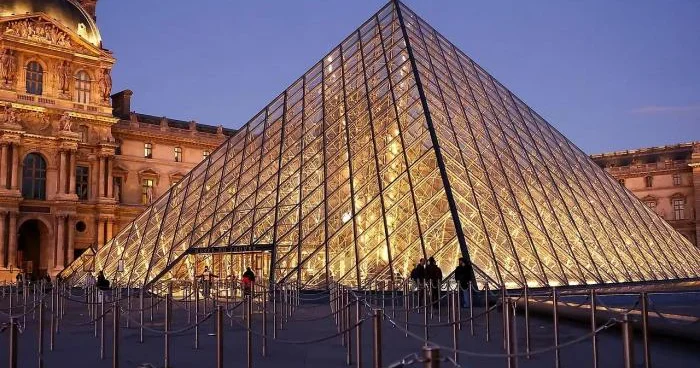 Luvr əcnəbilər üçün qiyməti qaldırır