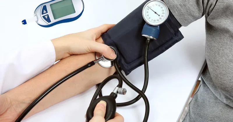 Yüksək qan təzyiqinin ilkin əlaqmətləri açıqlandı