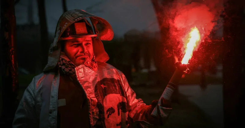 Че Гевара оберегает протестующих объектив