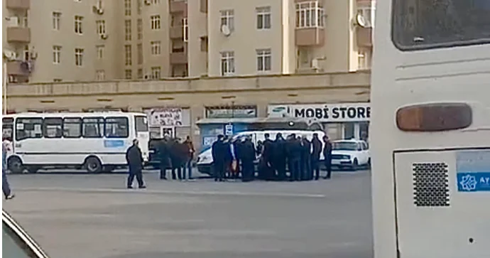 Lökbatanda yük maşını yolu keçən piyadanı vurdu VİDEO