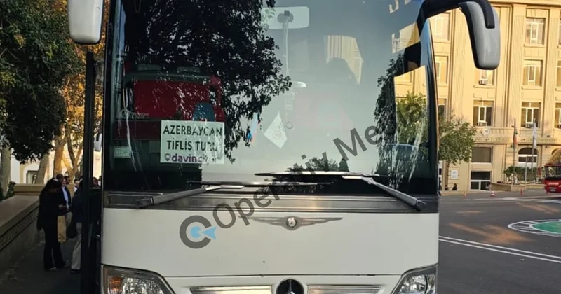Bakının mərkəzində görünən “Tbilisi turu“ yazılı avtobusla bağlı AÇIQLAMA