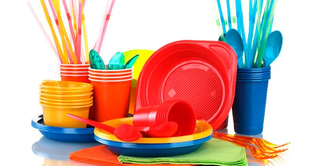 Plastik tərkibli materialların dənizlərə, çaylara və okeanlara atılması ciddi ekoloji problemlər yaradır