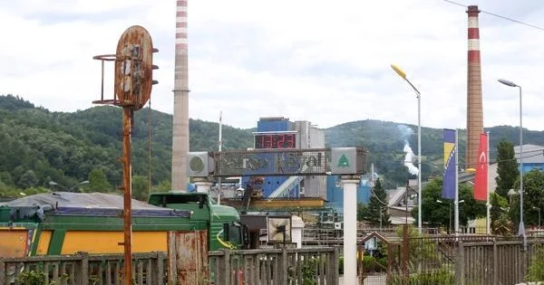 Fabrikdə işçilər dəmir təbəqənin altında qalaraq öldü