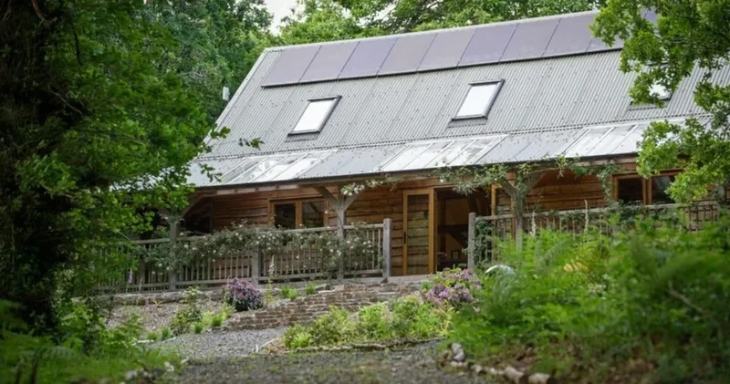 Пара из Великобритании рассказала, как лесной дом стал их спасением