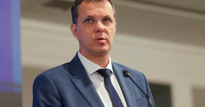 Yanlış məlumatlara görə istefa verdi