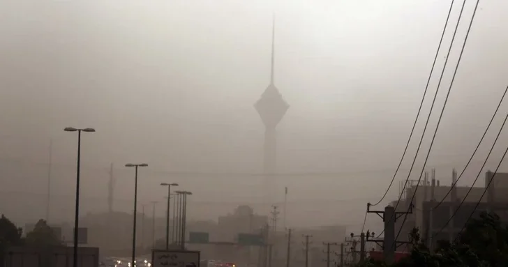 Столицу Ирана в смертельном смоге показали из кабины пилота