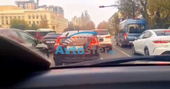 Bu küçədə işıqfora diqqə edin; 100 manat cərimələnə bilərsiz SÜRÜCÜLƏRƏ ÇAĞIRIŞ VİDEO