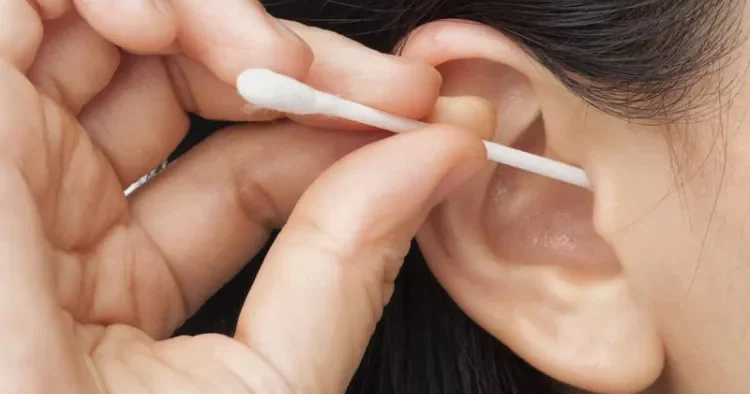 Qulağın düzgün təmizlənməməsi eşitmə itkisinə səbəb ola bilər