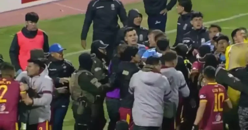 Boliviyada futbol hakimi 17 dəfə qırmızı vərəqəyə əl atmalı olub VİDEO