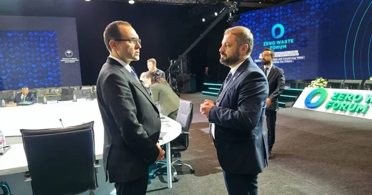 Министр экономики Армении провел беседу с главой Минсельхоза Азербайджана на форуме в Стамбуле