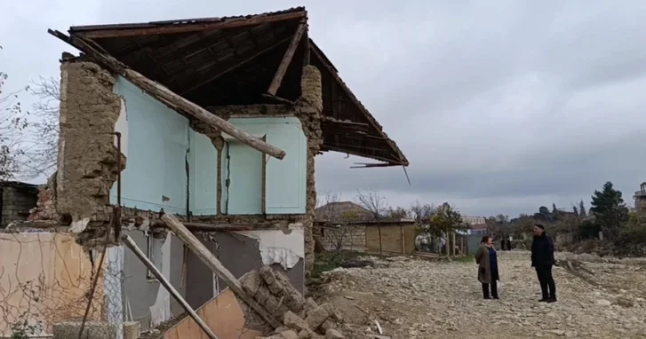 В Шабране активизировался оползень: дома на берегу реки находятся под угрозой обрушения