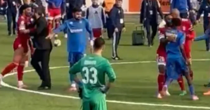 Rəşad Sadıqov futbolçuların davasının qarşısını aldı VİDEO