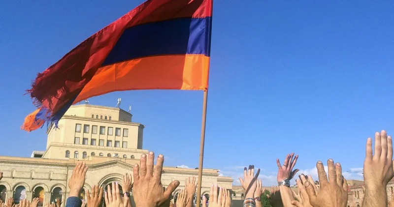 Erməni kilsəsi, Rusiyayönlü qüvvələr və hakimiyyət: Seçki önü...