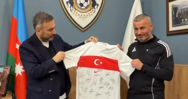 Ertem şener Qurban Qurbanova Türkiyə millisinin imzalı formasını hədiyyə edib Video