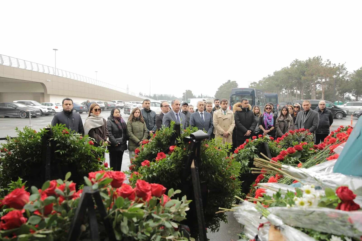 Mədəniyyət Nazirliyinin kollektivi qəzada həlak olanların xatirəsini yad etdi