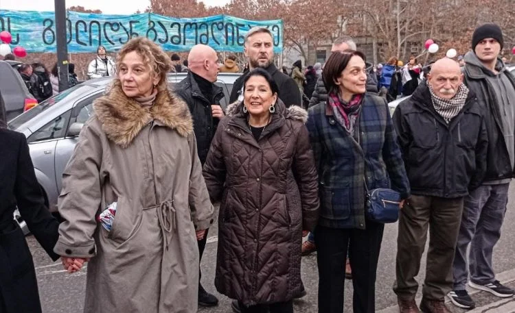 Gürcüstan Prezidenti aksiyaçılara qoşuldu