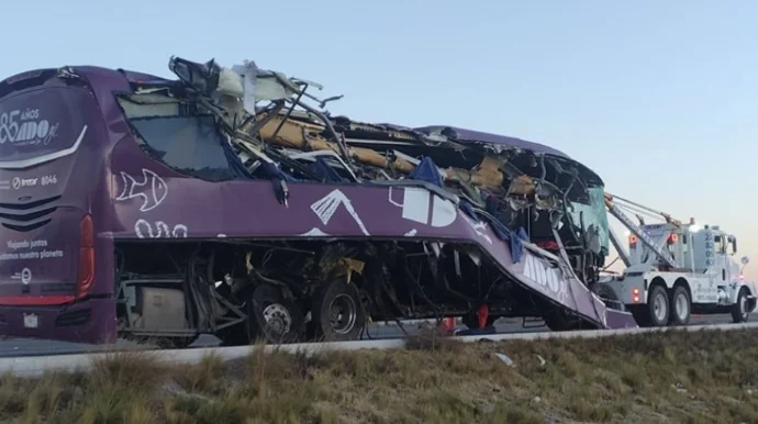 Avtobus yük maşını ilə toqquşdu 8 ölü, 27 yaralı