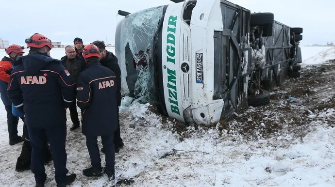 Avtobus aşdı 23 nəfər yaralanıb