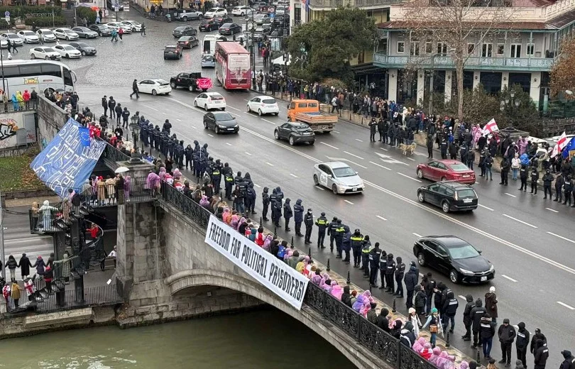 Gürcüstan xalqı rusiyapərəst rejimə qarşı “Birlik zənciri” yaratdı... Soydaşlarımız da qoşuldu...FOTOLAR