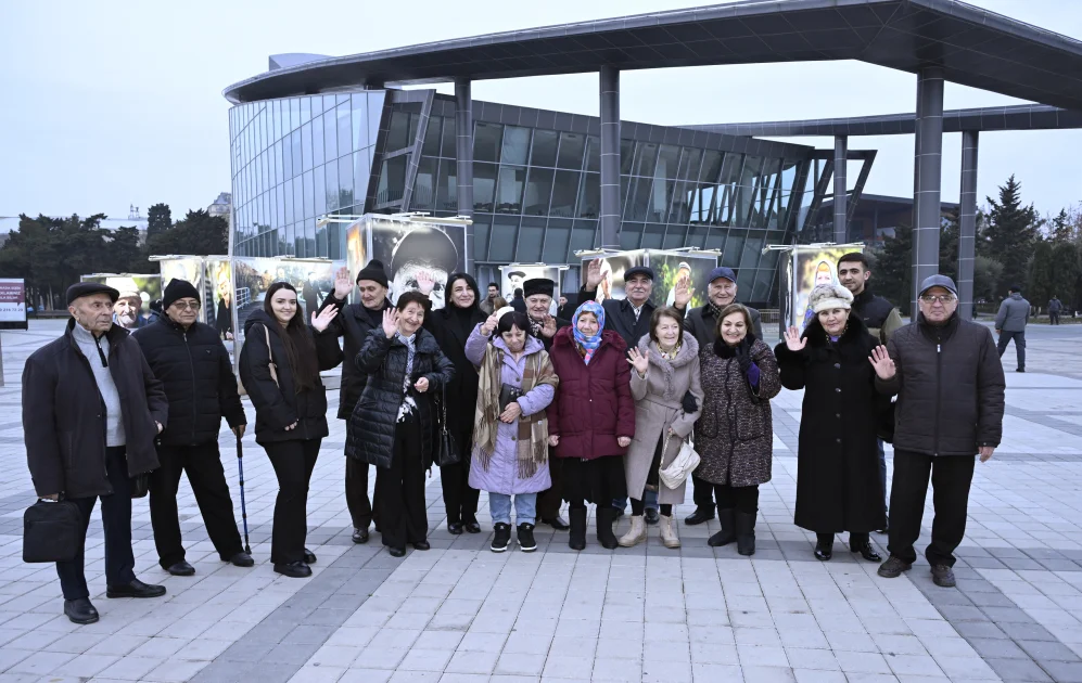 Leyla və Arzu Əliyevalar bulvarda “Zamanın səsini dinlə” fotosərgisinin AÇILIŞINDA FOTO