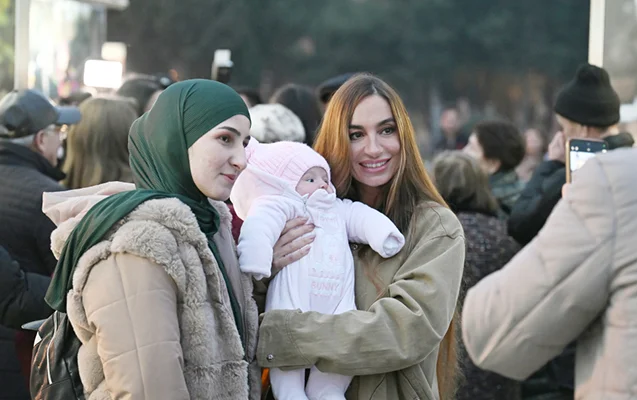 Leyla və Arzu Əliyevalar bulvarda FOTO KONKRET