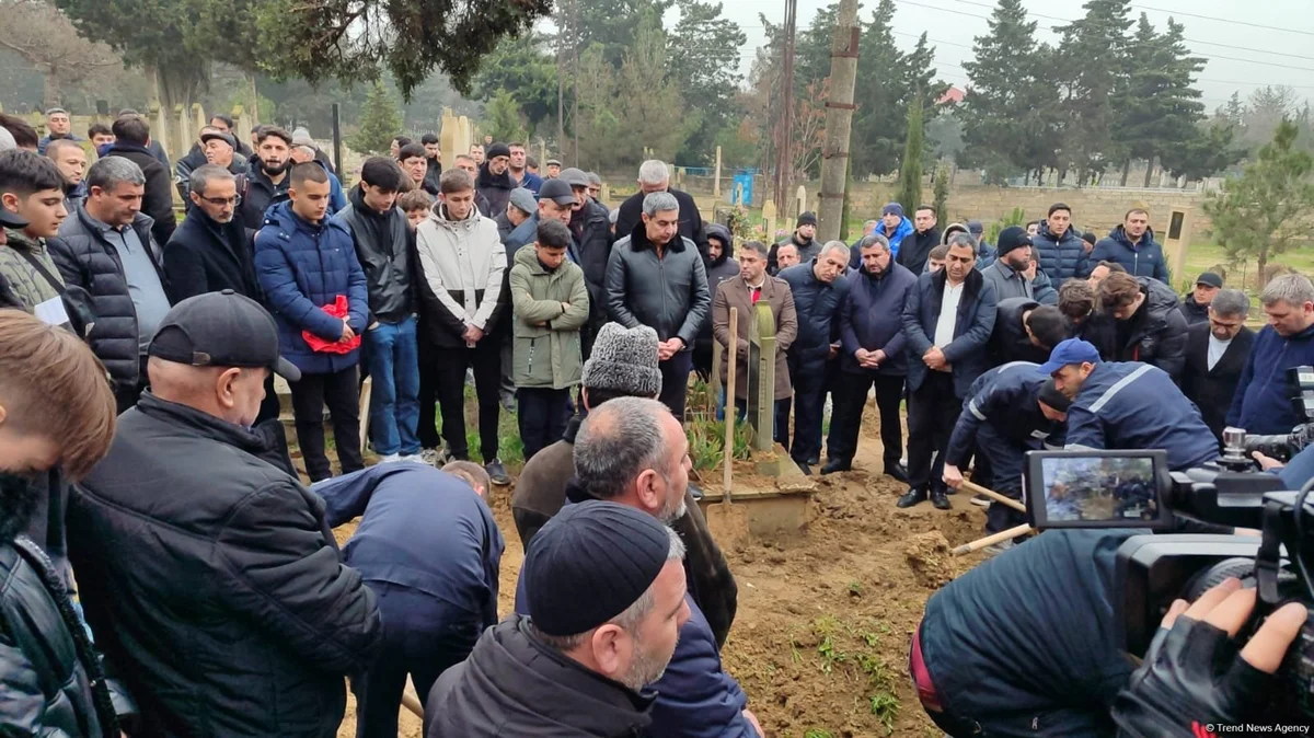 В Баку похоронен погибший в авиакатастрофе 13летний Мухаммедали (ФОТО)