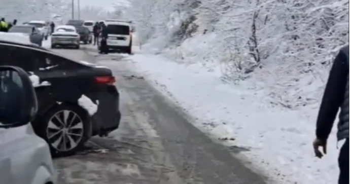 Şahdağ yolunda qəza olub, avtomobil dərəyə düşüb VİDEO
