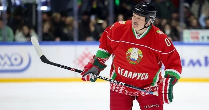 Lukaşenkonu xokkey zamanı əzdilər Video