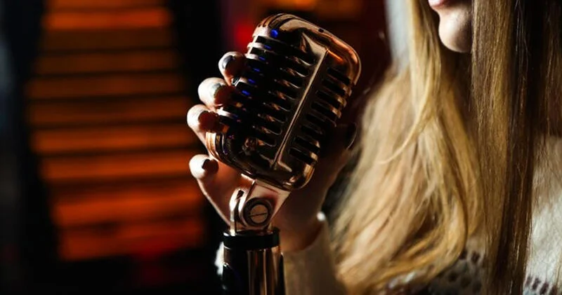 Bakıda restoranda müğənni oxuyarkən DAVA DÜŞDÜ gərgin anlar kameraya düşdü VİDEO