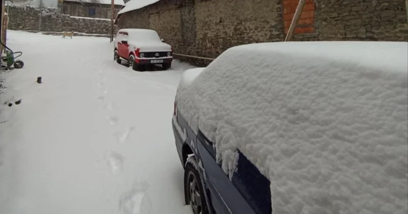 Qaxın bir neçə kəndi ağ örpəyə büründü VİDEO