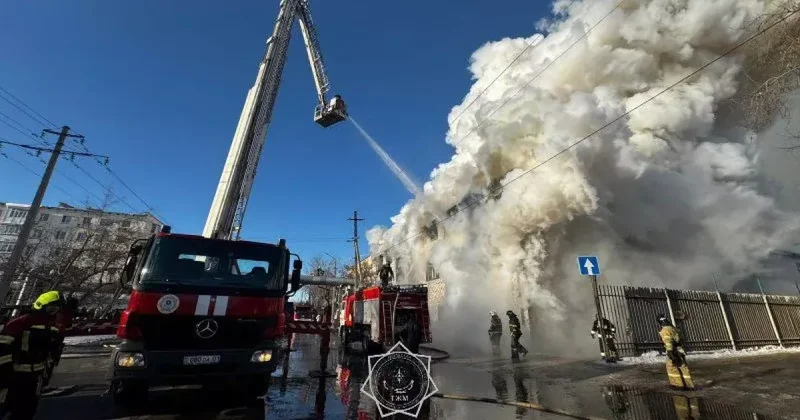 В Астане 100 пожарных тушили пожар по повышенному рангу