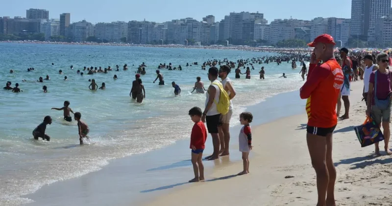 Самолёт с рекламным баннером рухнул в море в Рио де Жанейро