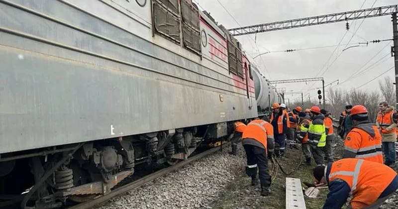 В Ростовской области РФ грузовой поезд сошел с рельсов