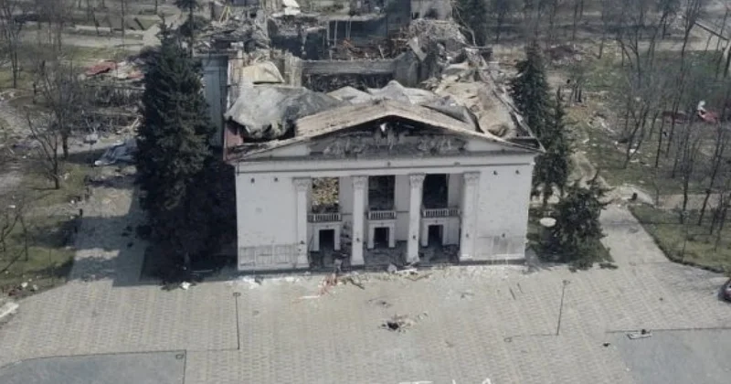 Россияне открыли драмтеатр в захваченном Мариуполе фото