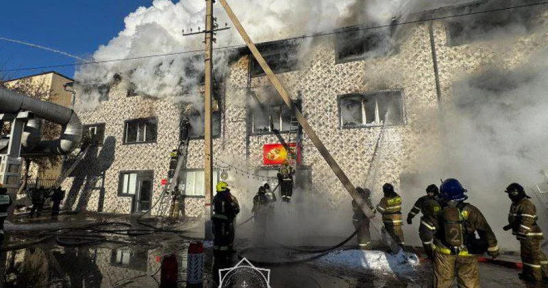 Astanada yanğın: Binanın yuxarı mərtəbələri alov içində qalıb