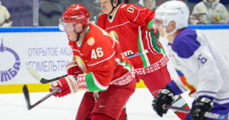 Лукашенко сбили с ног во время матча видео