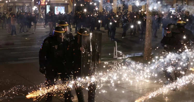 Eyfel qülləsi yaxınlığında atəşfəşanlıq təşkil edən 40 nəfər saxlanılıb