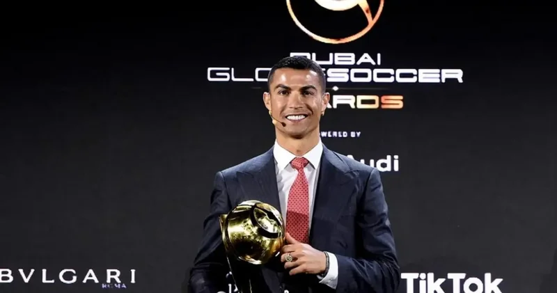 Ronaldu min qol hədəfi barədə: Oynamağa davam etmək istəyirəm