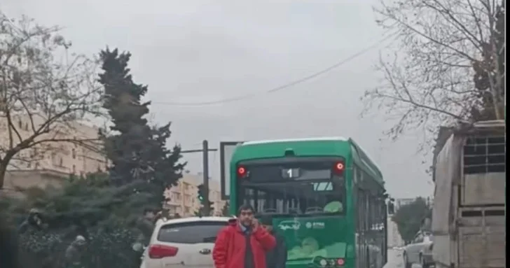 В Баку столкнулись два маршрутных автобуса и легковые автомобили