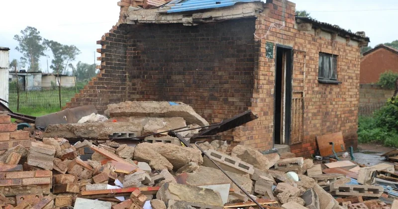 В результате обрушения здания в ЮАР погибли три человека