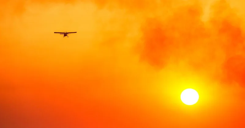 В Бразилии при падении рекламного самолета в море погиб пилот