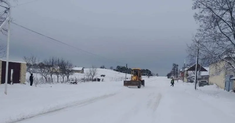 Gədəbəydə avtomobil yolları buz bağlayıb