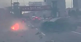 Maneələrə çırpılan avtomobilin mühərriki yandı ANBAAN VİDEO