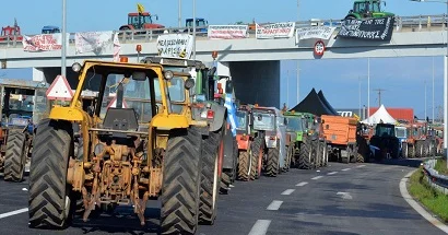 Yunanıstanda fermerlər yenidən yolları bağlayıblar