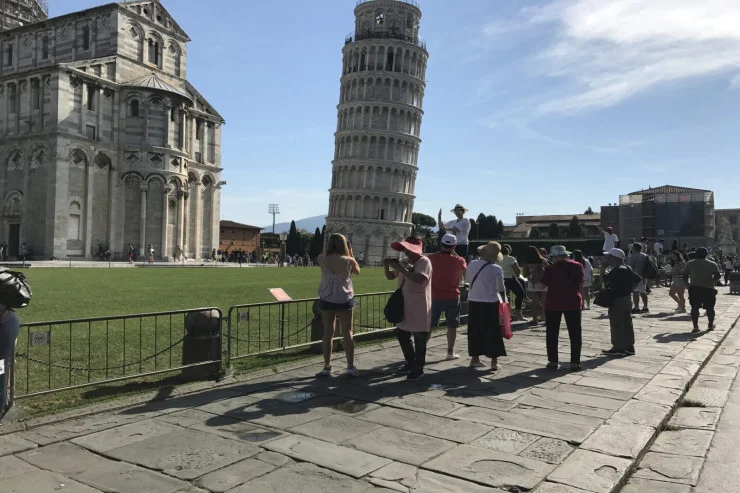 Səyahətçilərdən XƏBƏRDARLIQ: İtaliyanın ən məşhur turizm məkanı təhlükəlidir