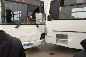 Bakıda bir biri ilə ötüşən avtobuslar toqquşdu VİDEO