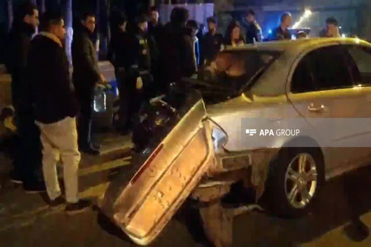 Bakı Sumqayıt yolunda Mercedes beton maneəyə çırpıldı FOTO