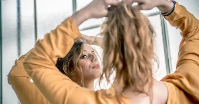 Saçlarını bu cür yığan qadınlar risk altındadır Həkimdən xəbərdarlıq