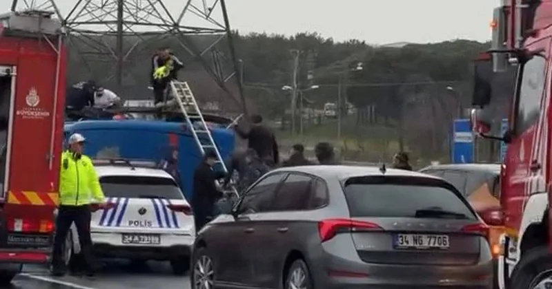 İstanbulda məhbusları daşıyan maşın aşdı: Yaralılar var